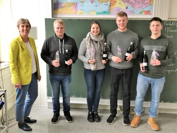 <p>Die glcklichen "Jung-Gesellen" mit ihrer Klassenlehrerin (v. l. n. r.): Sabine Droste, (Fritz Henler-Berufskolleg), Yannik Hunger (Symrise, Holzminden), Doris Kuhn (Sasse Feinbrennerei, Schppingen), Mario Walser (Thomas Prinz, Hrbranz in sterreich), Carl Bretschneider (Mast-Jgermeister SE, Wolfenbttel)</p>