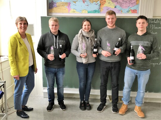 <p>Die glcklichen "Jung-Gesellen" mit ihrer Klassenlehrerin (v. l. n. r.): Sabine Droste, (Fritz Henler-Berufskolleg), Yannik Hunger (Symrise, Holzminden), Doris Kuhn (Sasse Feinbrennerei, Schppingen), Mario Walser (Thomas Prinz, Hrbranz in sterreich), Carl Bretschneider (Mast-Jgermeister SE, Wolfenbttel)</p>