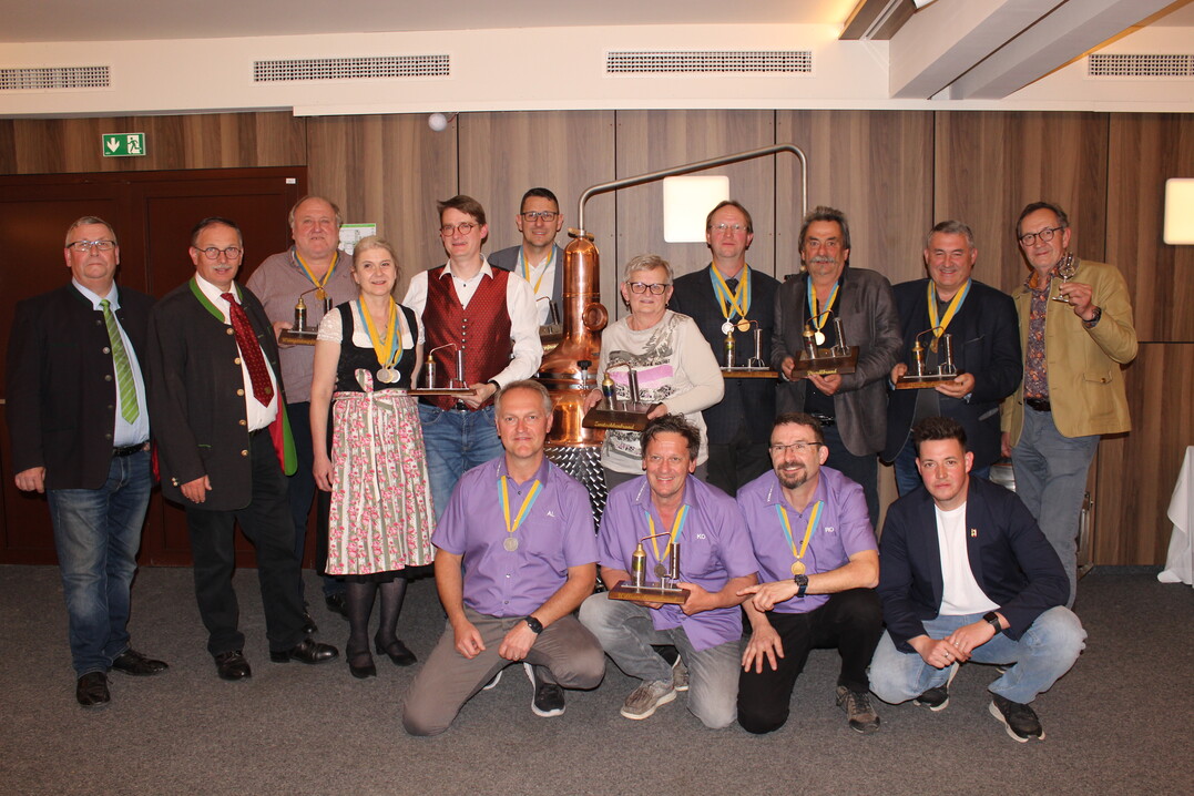 Foto v. l. n. r.: 1. Reihe vorne hockend: Gruppe Alkoromax, Waidhofen/Thaya, daneben Daniel Hofbauer; 2. Reihe stehend: KO Bgm Fritz Schechtner,
LA Bgm Richard Hogl, Ernst Schneider - Absdorf, Andreas und Elke Liebminger - Paasdorf, Roman Kraus - Jedenspeigen, Maria Florreither - Gillaus, Reinhard Fradinger - Jedenspeigen, Erich Kamauf - Stockerau, Johann Andert - Getzersdorf, Obmann Ing. Johannes Roch