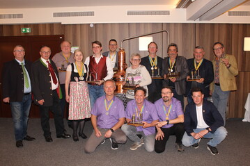 Foto v. l. n. r.: 1. Reihe vorne hockend: Gruppe Alkoromax, Waidhofen/Thaya, daneben Daniel Hofbauer; 2. Reihe stehend: KO Bgm Fritz Schechtner,
LA Bgm Richard Hogl, Ernst Schneider - Absdorf, Andreas und Elke Liebminger - Paasdorf, Roman Kraus - Jedenspeigen, Maria Florreither - Gillaus, Reinhard Fradinger - Jedenspeigen, Erich Kamauf - Stockerau, Johann Andert - Getzersdorf, Obmann Ing. Johannes Roch
