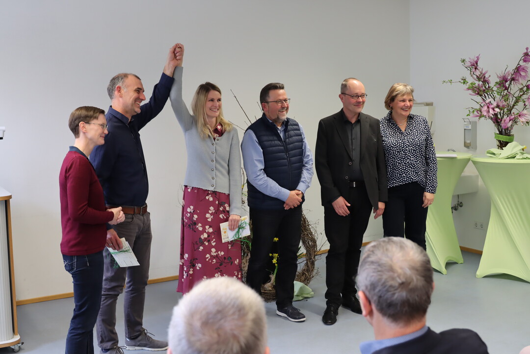 Mit den beiden Besten freuen sich (Reihenfolge von links: Dr. Diana Kohlmann, der Dezernentin für den Ländlichen Raum am Landratsamt Ortenaukreis, -die Besten: Michael Schermann+Martina Schmid-, Helmut Lehmann, Bildungsreferent am Regierungspräsidium Freiburg, Arno Zürcher, Amts- und Schulleiter und Maria Gille, Fachschulbeauftragte und Klassenlehrerin