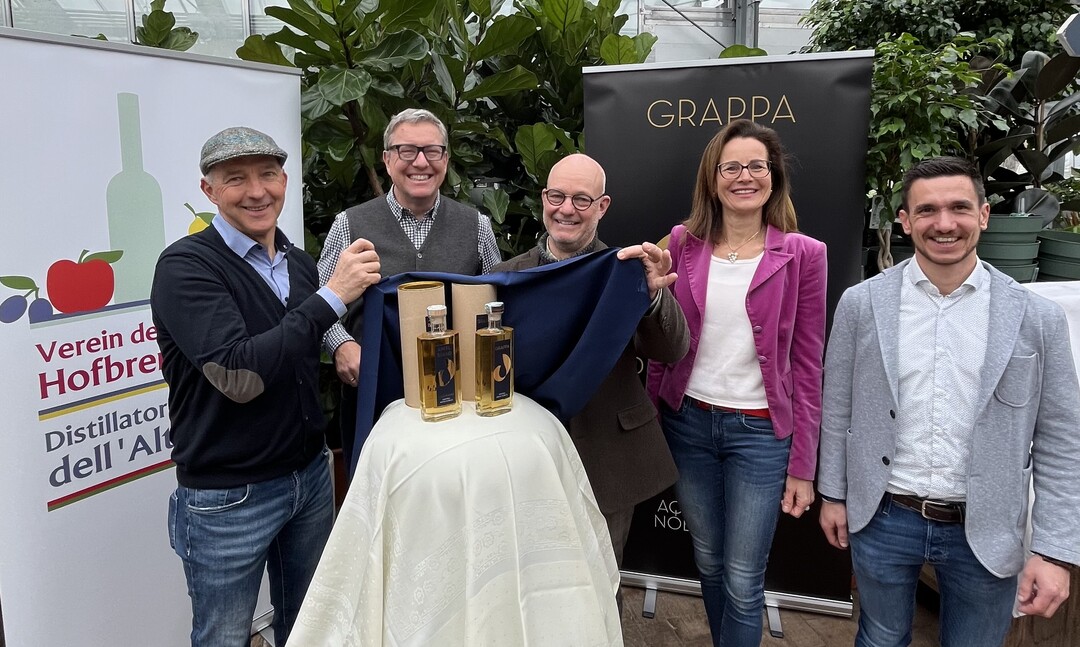 Der Vorstand der Südtiroler Hofbrennereien: Norbert Blasbichler, Heiner Pohl, Martin Aurich, Christine Maria Schönweger, Manuel Schwarz, Markus Mauracher (nicht auf dem Bild).