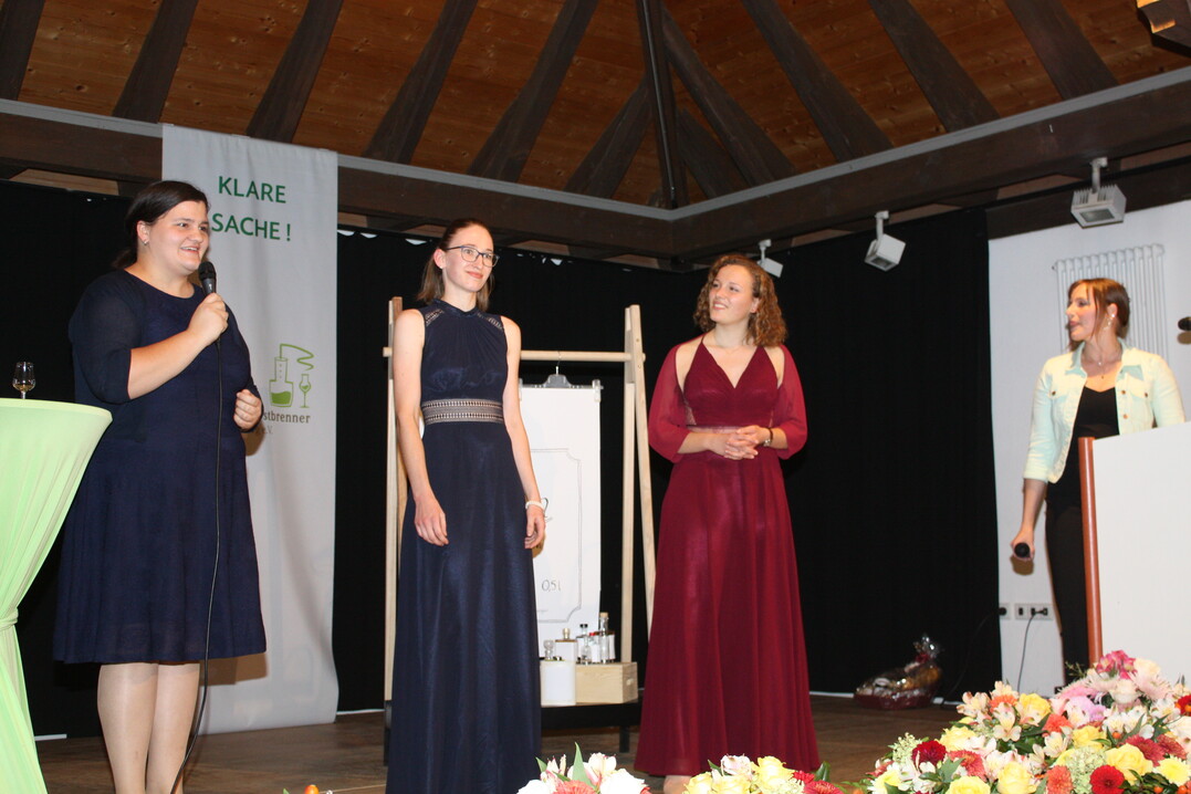 Lea Klatt und Larissa Zaiser werden von Anna Schleicher und Ronja Schmidt vorgestellt.
