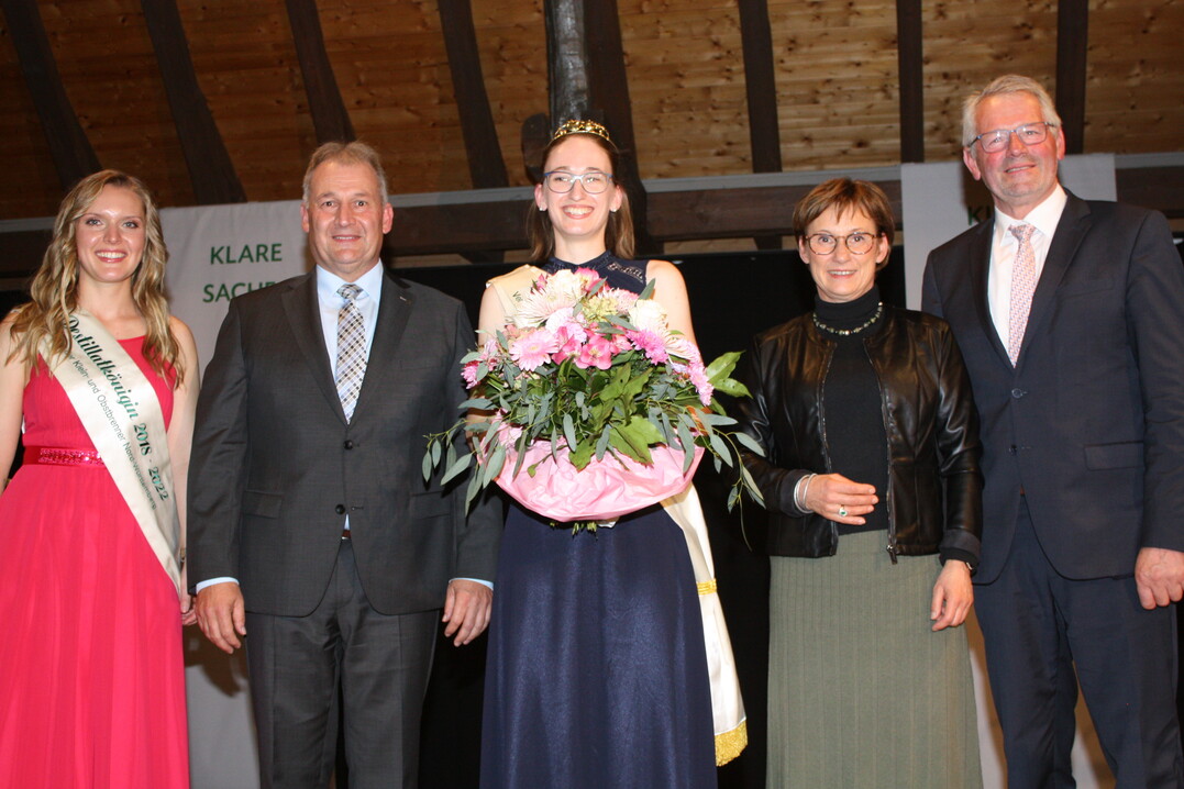Die strahlende Destillatkönigin Lea Klatt zwischen (v. l.) ihrer Vorgängerin Vera Bullinger, dem Landesvorsitzenden Karl Müller, Staatssekretärin Sabine Kurtz und dem Bundesvorsitzenden der Klein- und Obstbrenner Alois Gerig.