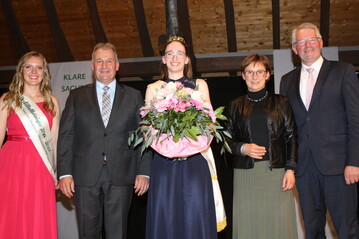 Die strahlende Destillatknigin Lea Klatt zwischen (v. l.) ihrer Vorgngerin Vera Bullinger, dem Landesvorsitzenden Karl Mller, Staatssekretrin Sabine Kurtz und dem Bundesvorsitzenden der Klein- und Obstbrenner Alois Gerig.