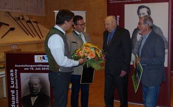 (v.l.) Jrg Geiger und Minister Hauk gratulieren Hans Letul, rechts daneben Dr. Walter Hartmann