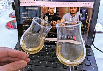 Manuel und Maximilian Wild prsentieren gerne online ihre Destillate.
