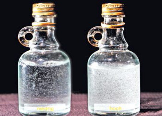 Schtteln von Alkohol in einer kleinen Flasche. Bei hohem Alkoholgehalt zeigen sich mehr Blasen.
