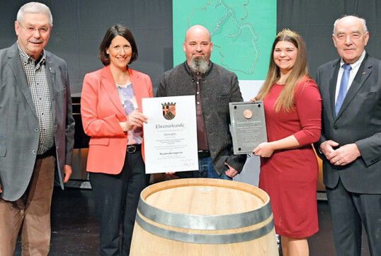   Staatsehrenpreis des Landes Rheinland-Pfalz fr die Edelobst- und Whiskydestillerie, Christiane und Bernhard Hning. Hier zu sehen Bernhard Hning, umrahmt von (v. l. ) Otto Hey, Daniela Schmitt, Sophia Hanke und Norbert Schindler. 
