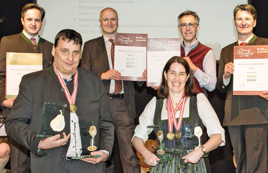 Wilhelm und Margarete Pohler prsentieren stolz ihre Auszeichnungen.