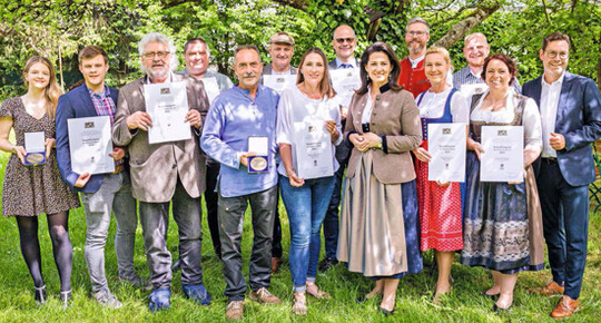 Gruppenbild der Preistrger mit Ministerin Michaela Kaniber.