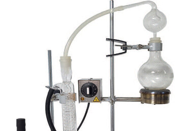 Klassische Probe- Wasser-Apparatur aus Glas. 