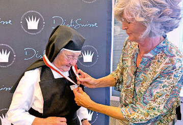 Sonia Petignat berreicht Schwester Karin Bttig einen von
zwei Spezialpreisen. 