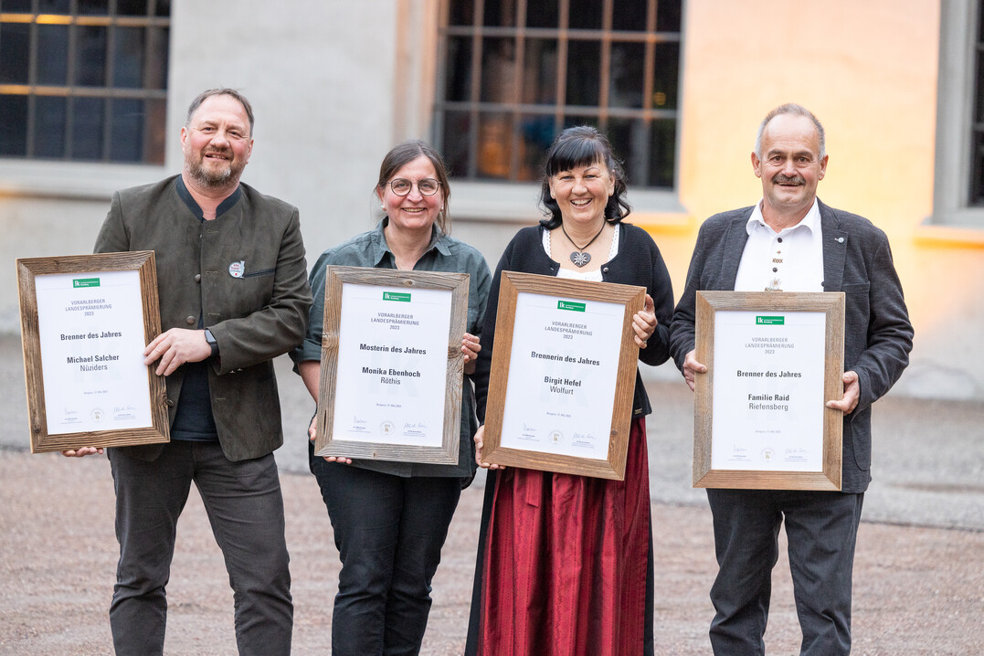 Die Preisträger (von links nach rechts):
Michael Salcher (Brenner des Jahres)
Monika Ebenhoch (Mosterin des Jahres)
Birgit Hefel (Brennerin des Jahres)
Anton Raid (Brenner des Jahres)
