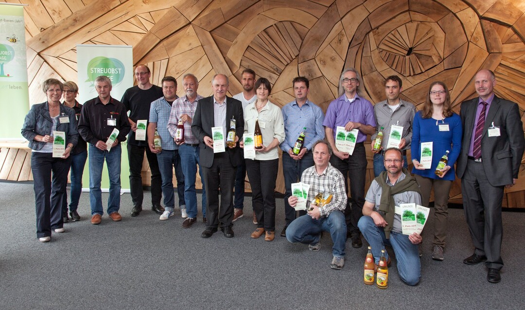 Gewinner der der sensorischen Produktprämierung beim Streuobsttag Baden-Württemberg mit Dr. Konrad Rühl (r.) vom Ministerium für Ländlichen Raum und Verbraucherschutz Baden-Württemberg