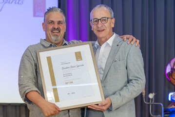 Mit zehn Ehrenpreisen der beste Brenner bei dieser Prmierung: Markus Wurth mit Verbandsprsident Ulrich Mller