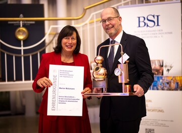 Marion Walsmann, Mitglied des Europischen Parlamentes (CDU/EVP), wurde anlsslich des Politischen Gsteabends des BSI zur neuen Genuss-Botschafterin  fr den verantwortungsvollen Umgang mit alkoholischen Getrnken nominiert. Thomas Ernst, Prsident des BSI, berreichte die Auszeichnung in Form einer Kupferbrennblase und Urkunde.