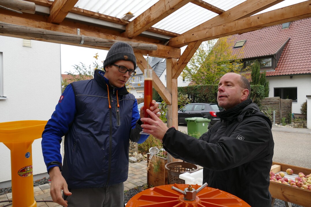 Urs Renninger aus Ditzingen (links) wurde für sein Streuobstwiesen-Naturcidre-Projekt ausgezeichnet; rechts im Bild der Pomologe Matthias Braun aus Hemmingen