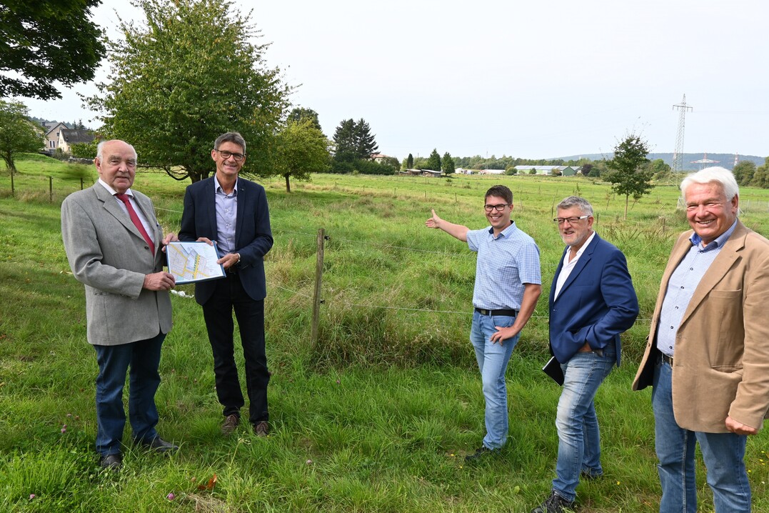 Kammerprsident konomierat Norbert Schindler (von links) und Landrat Gnther Schartz freuen sich gemeinsam mit Ortsbrgermeister Andreas Mller, VG-Beigeordnetem Jrgen Reinehr und Kreisbeigeordnetem Helmut Reis auf den Neubau in Bekond.
