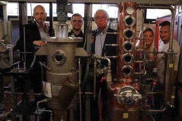 Sie forschen an der klimafreundlichen Nutzung von Kohlenstoffdioxid aus der Getrnkeproduktion  v.l.: Prof. Jan Schneider, Marc Hoffarth, Prof. Klaus Heikrodt, Verena Kindsvater und Timo Broeker