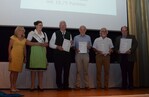 Die Besten in der Kategorie Brände und Geiste (ungezuckert), von links: Brigitte Steinwender (Geschäftsstelle), Destillatkönigin Anna Schleicher, August Kottmann (2. Platz) Eugen Heubach (2. Platz), Peter Trost (1. Platz) und Marcus Hofmeister (1. Platz)