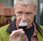 Ulrich Strien ist Weinhändler, spezialisiert auf italienische Weine und italienische Spezialitäten. Dank seiner persönlichen Kontakte zu den Produzenten vor Ort erhält man als Reiseteilnehmer tiefe Einblicke, nicht nur in die Weinwirtschaft des Piemont.