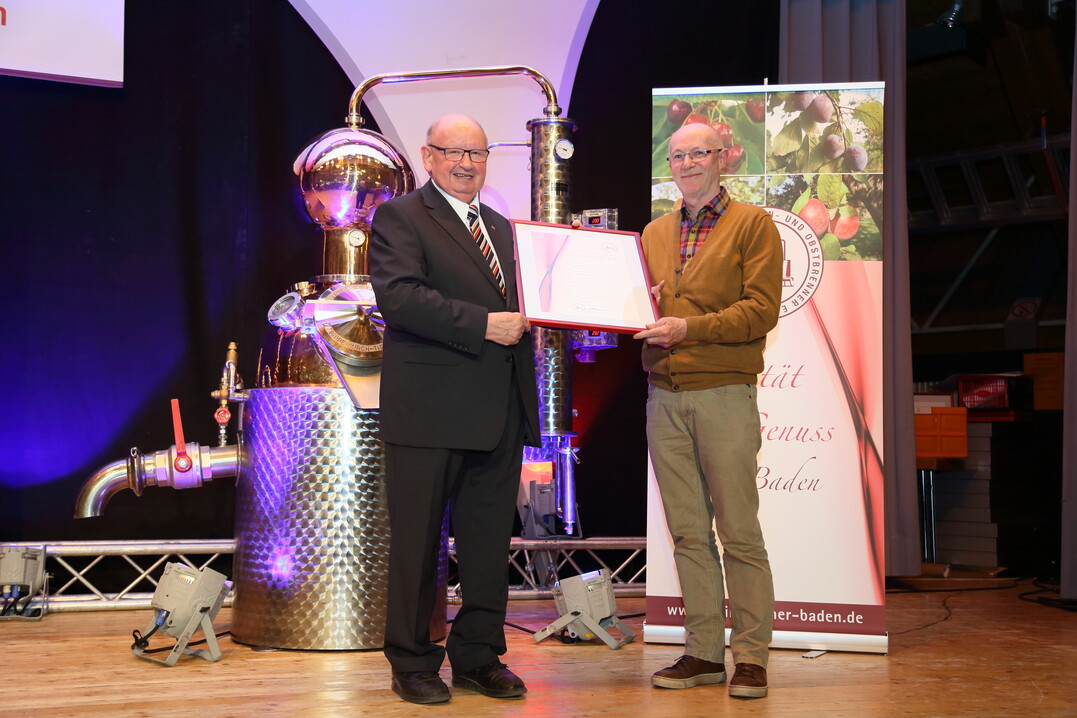 Bernhard Bares gratuliert Heinz-Jrgen Bhler zum 4. Platz bei den Top Five Rhein-Saar.