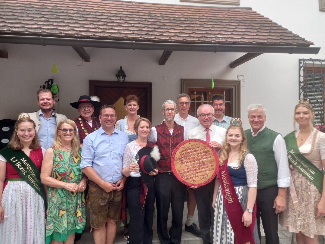 Am Pressefoto 1 v.l.n.r.: Johanna Resch (Mostprinzessin), Ortsvorsteher Andreas Gruber, Landesrätin Ulrike Königsberger-Ludwig, Primus Toni Distelberger, Bgm. Christian Haberhauer, Tourismusgemeinderätin Martina Wadl, Mostbaronin Christine und Martin Pfligl, Abg. z. NR Georg Strasser, LH-Stv. Dr. Stephan Pernkopf, Amstettens Kulturstadtrat Stefan Jandl, Sigrid Huber (Mostkönigin), LAbg. Anton Kasser, Lisa Holzinger-Gruber (Mostprinzessin)