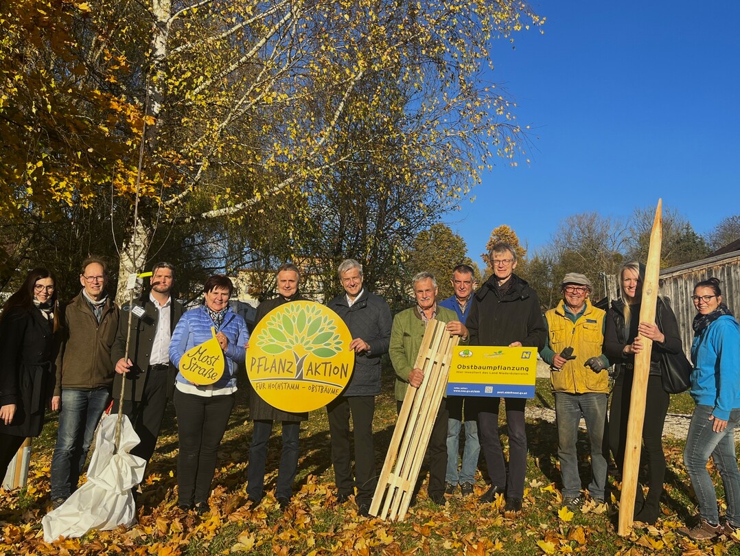 1 v.l.n.r.: Moststraße Geschäftsführerin Maria Ettlinger, Franz Lumesberger (NÖ Landschaftsfonds), Martin Gabler (Regionaldirektor Niederösterreichische Versicherung), Obfrau der Moststraße Bgm. Michaela Hinterholzer, Johann Amon (Austria Juice), Geschäftsleiter Wilfried Czeitschner (Raiffeisenbank Region Amstetten), Obmann LEADER-Region Mostviertel-Mitte Anton Gonaus, Projektmitarbeiter Karl Radinger, Christian Steiner (NÖ Landschaftsfonds), Projektmitarbeiter Hans Redl, Barbara Paumann (Paumann Landtechnik), Projektleiterin Maria Haider