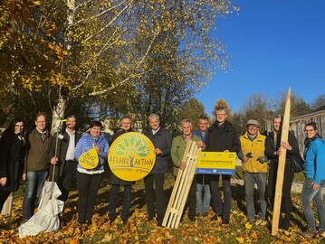 1 v.l.n.r.: Moststrae Geschftsfhrerin Maria Ettlinger, Franz Lumesberger (N Landschaftsfonds), Martin Gabler (Regionaldirektor Niedersterreichische Versicherung), Obfrau der Moststrae Bgm. Michaela Hinterholzer, Johann Amon (Austria Juice), Geschftsleiter Wilfried Czeitschner (Raiffeisenbank Region Amstetten), Obmann LEADER-Region Mostviertel-Mitte Anton Gonaus, Projektmitarbeiter Karl Radinger, Christian Steiner (N Landschaftsfonds), Projektmitarbeiter Hans Redl, Barbara Paumann (Paumann Landtechnik), Projektleiterin Maria Haider