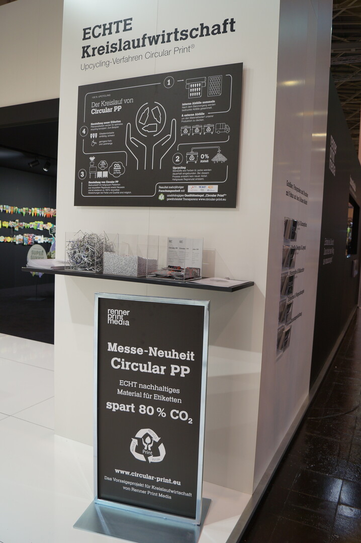 Noch bevor die Klimadiskussion eine breite ffentlichkeit fand, hat Renner Print Media in Zusammenarbeit mit renommierten Forschungseinrichtungen das Projekt Circular PP gestartet. Ziel war es, aus bedruckten Abfllen wieder neue Etiketten herstellen zu knnen. Nach mehreren Jahren Forschung und Entwicklung gibt es mit Circular PP ein neues Upcycling-Verfahren fr die Produktion wirklich nachhaltiger Etiketten, das 80 Prozent CO2 einspart. Wir haben nach einer Alternative gesucht, die eine echte Lsung darstellt und langfristig nachhaltig ist, erklrt Geschftsfhrer Kurt Hauser von Renner Print Media, mit dieser Kreislauf-Lsung Vorreiter in der Druckbranche. Aus sortenreinen Abfllen  entstanden bei der Produktion (z.B. Stanzabflle), nach Verwendung und Entsorgung  stellt das Unternehmen wieder neue Pflanzenetiketten her. Die Einsparung von Energie und Neuware erfllt schon jetzt die EU-Richtlinien fr 2030. Die Etiketten bestehen aus umweltvertrglichem PP (Polypropylen), mit mglichst reduzierten Lack- und Farbmengen. Circular PP ist nicht reinwei, sondern hat einen hellgrauen Farbton. Pflanzenbilder werden gleichwohl in perfekter Druckqualitt abgebildet. Zustzlich lsst sich das Qualittssiegel Circular Print ins Layout integrieren. Die industrielle Fertigung wird Ende 2020 voll anlaufen. Fr die Pflanzensaison 2021 steht Circular PP dann in greren Mengen zur Verfgung. 