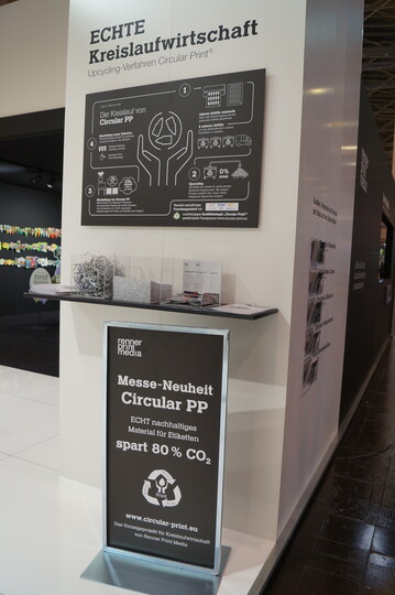 Noch bevor die Klimadiskussion eine breite ffentlichkeit fand, hat Renner Print Media in Zusammenarbeit mit renommierten Forschungseinrichtungen das Projekt Circular PP gestartet. Ziel war es, aus bedruckten Abfllen wieder neue Etiketten herstellen zu knnen. Nach mehreren Jahren Forschung und Entwicklung gibt es mit Circular PP ein neues Upcycling-Verfahren fr die Produktion wirklich nachhaltiger Etiketten, das 80 Prozent CO2 einspart. Wir haben nach einer Alternative gesucht, die eine echte Lsung darstellt und langfristig nachhaltig ist, erklrt Geschftsfhrer Kurt Hauser von Renner Print Media, mit dieser Kreislauf-Lsung Vorreiter in der Druckbranche. Aus sortenreinen Abfllen  entstanden bei der Produktion (z.B. Stanzabflle), nach Verwendung und Entsorgung  stellt das Unternehmen wieder neue Pflanzenetiketten her. Die Einsparung von Energie und Neuware erfllt schon jetzt die EU-Richtlinien fr 2030. Die Etiketten bestehen aus umweltvertrglichem PP (Polypropylen), mit mglichst reduzierten Lack- und Farbmengen. Circular PP ist nicht reinwei, sondern hat einen hellgrauen Farbton. Pflanzenbilder werden gleichwohl in perfekter Druckqualitt abgebildet. Zustzlich lsst sich das Qualittssiegel Circular Print ins Layout integrieren. Die industrielle Fertigung wird Ende 2020 voll anlaufen. Fr die Pflanzensaison 2021 steht Circular PP dann in greren Mengen zur Verfgung. 
