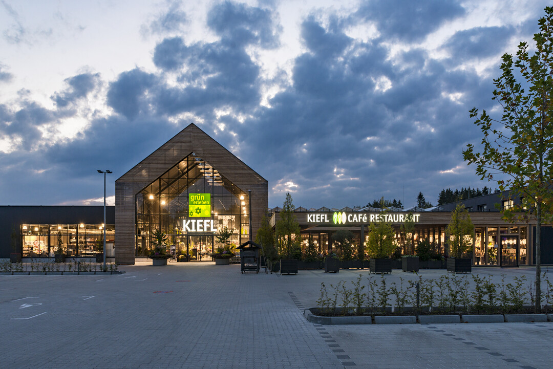 Das Gartencenter Kiefl bei Nacht