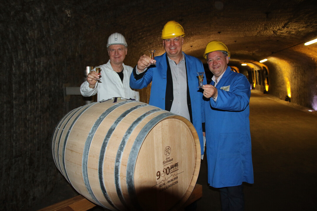 Bergwerkschef Johann-Christian Schmiereck, Sondershausens Bürgermeister Steffen Grimm und Thomas Müller von der Echter Nordhäuser Traditionsbrennerei am ersten Kornfass unter Tage.