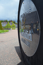 Allgegenwärtig in der Brennerei: das Hirsch-Logo