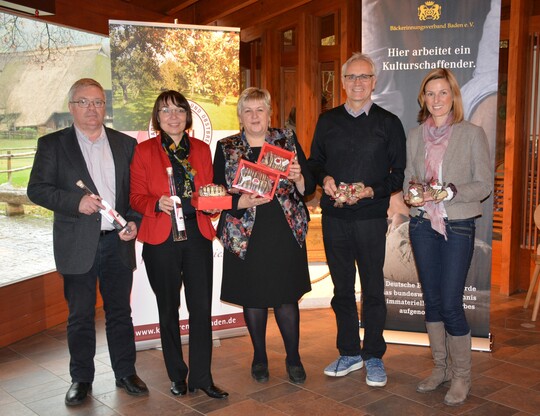 Klaus Lindenmann, Ute Sagebiel-Hannich, Kordula Kovac, Fritz Trefzger, Margit Langer bei der Prsentation des Schwarzwlder Kirschstollens.