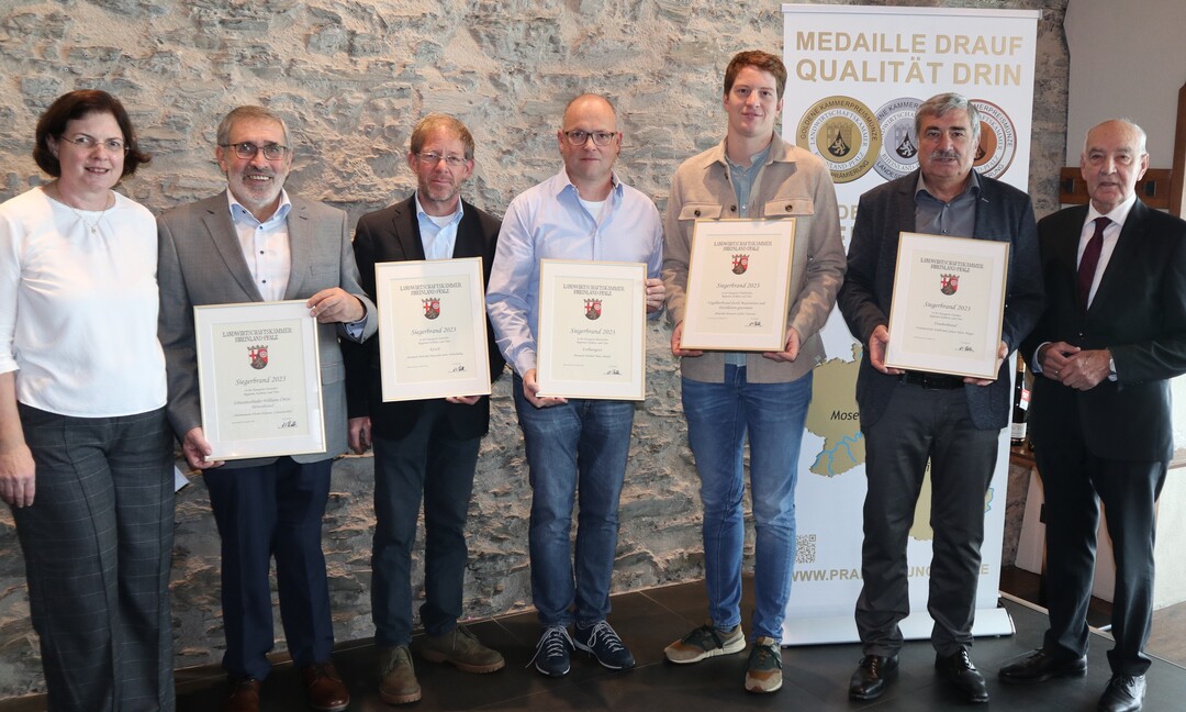 Die Sieger aus dem Bereich des Weinbauamtes Wittlich mit Norbert Schindler, v. l. n. r.: Brennerei Kstner, Brennerei Bohrshof, Brennerei Michael Mees, Brennerei Birkenhof, Brennerei Frohnbachtaler Edelbrnde