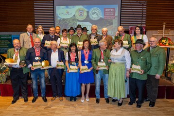 Alle Sortensieger mit den Obmnnern der Bezirksbauernkammern sowie
Edelbrandprinzessin Heidi und Mostprinzessin Kathi von der OMG.