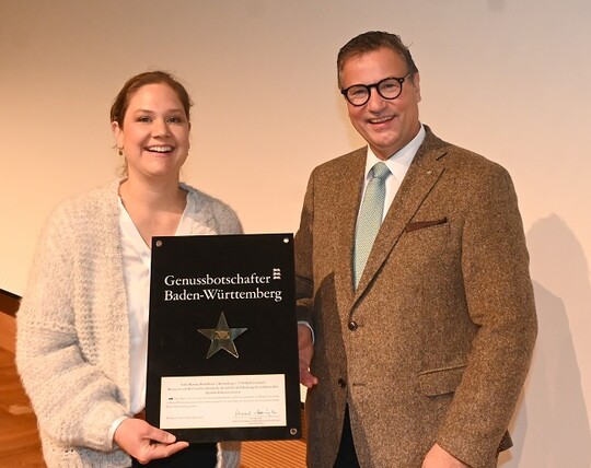 Der baden-wrttembergische Landwirtschaftsminister Peter Hauk berreicht der Brennerin Sofie Masson die Ernennungsurkunde als Genussbotschafterin des Landes.