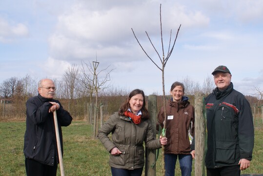 BILD Von links nach rechts: Prof. Dr. Helmut Scharpf (Stellvertretender Vorstandsvorsitzender BUND Landesverband Niedersachsen), Sabine Washof (Projektleitung, BUND Landesverband Niedersachsen), Eva Meyerhoff (Naturschutzberatung, Kompetenzzentrum kolandbau Niedersachsen) und Knut Sierk (Teamleiter, Forstamt Sellhorn / Waldpdagogikzentrum Lneburger Heide WPZ).