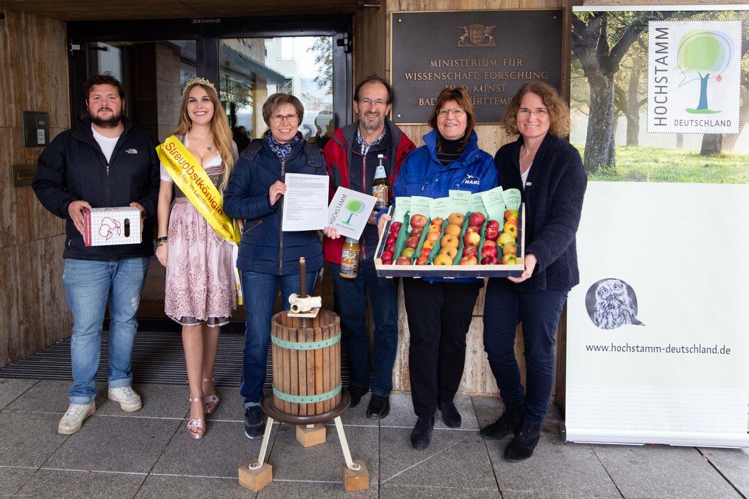 V.l.n.r.: Jannis Burk (Geschftsstelle Hochstamm Deutschland e.V.), Nina Krippentz (Streuobstknigin), Martina Hrmann (Vorsitzende Hochstamm Deutschland e.V.), Friedrich Pfleghar (Onser Saft e.V.), Ingrid Eberhardt-Schad (stellv. Vorsitzende NABU BW), Almut Sattelberger (Naturschutzreferentin BUND)