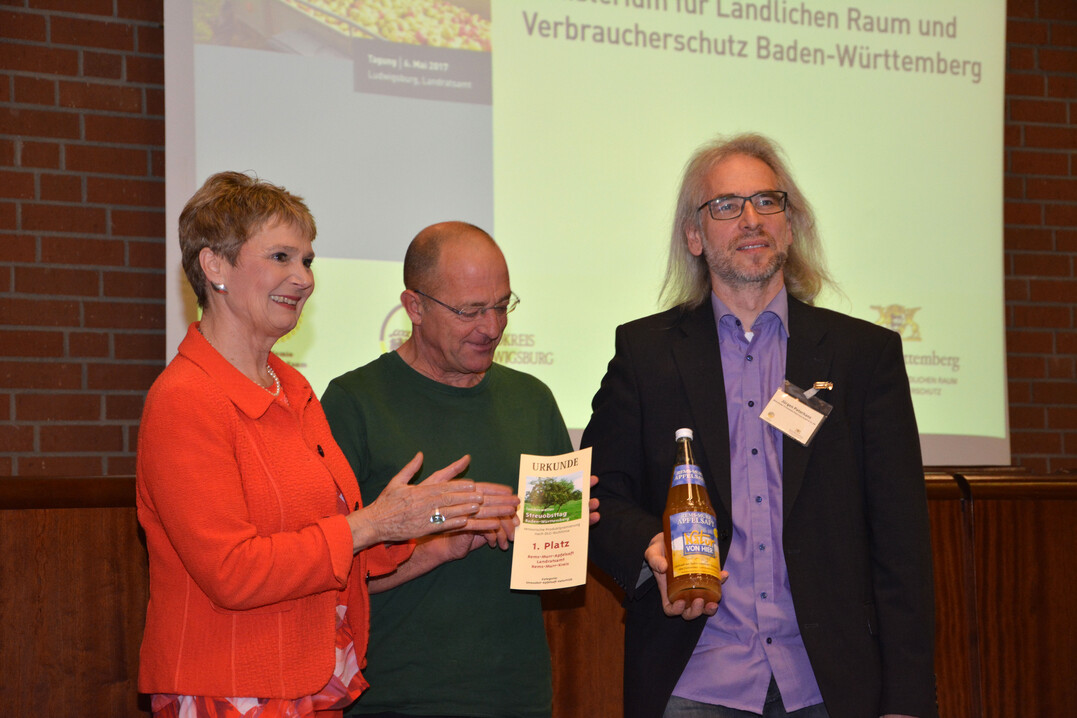 Staatssekretärin Friedlinde Gurr-Hirsch MdL, Johannes Eder, Kreisfachberater für Obst- und Gartenbau am Landratsamt Rems-Murr-Kreis und Jürgen Peterhans, Bittenfelder Fruchtsäfte Petershans GmbH & CO. KG