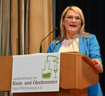 Die CDU-Bundestagsabgeordnete Christina Stumpp bei ihrem Grußwort anlässlich der Prämierungsfeier des Nordwürttemberger Kleinbrennerverbandes in Weinstadt-Endersbach am 2. Juli 2023.