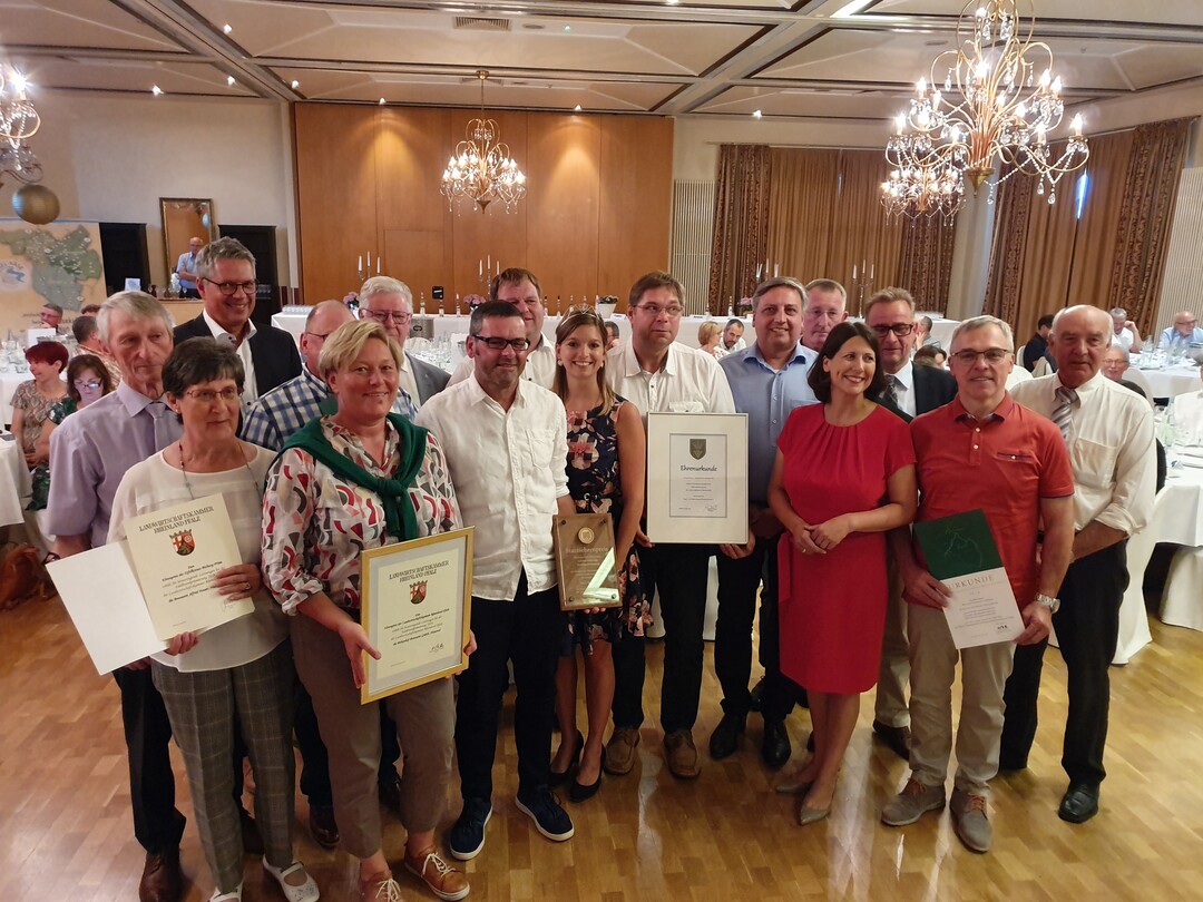 Die TOP 10 mit Staatssekretärin Daniela Schmitt, Ministerium für Wirtschaft, Verkehr, Landwirtschaft und Weinbau (vorne, 2. von rechts), und Präsident Norbert Schindler (2. Reihe, 1. von rechts), die die Preise überreicht haben.