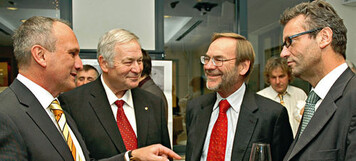 Werben fr den Erhalt der Streuobstwiesen: Gerald Erdrich,
Siegfried Hornung und Peter Hauk mit Lars Hoelgaard (2.v.r.)