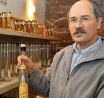 Die ersten Etiketten waren von Hand gestaltet und von Hand mit Feuerrändern versehen.