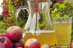 Gerade bei Apfelsaft sollte man auf die Herstellung aus regionalem Streuobst achten