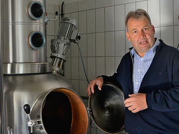 Produkte von der Streuobstwiese
haben es dem Vorsitzenden des
Klein- und Obstbrennerverbandes
in Nord-Wrttemberg angetan 
Whisky aber auch.
