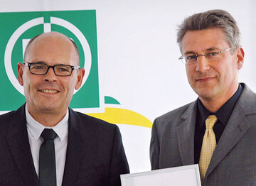 Rudolf Hepp (l.),
Geschftsfhrer
DLG-Testzentrum
Lebensmittel,
berreicht
die Max-Eyth-
Medaille in Silber
an Klaus
Malinowsky.