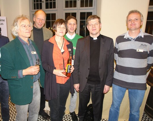 v.l.n.r.: Klaus Jung, Bio Jung Fruchtsfte/Brandjung aus Teningen; Gnther Schfer, Sabine Seeliger, Streuobstmosterei Stahringen; Manuel Straer, Brennscheuer Straer aus Dettingen/Erms; Stefan Burger, Erzbischof aus Freiburg; Jochen Mayer, Brennerei Mayer Herrenberg.